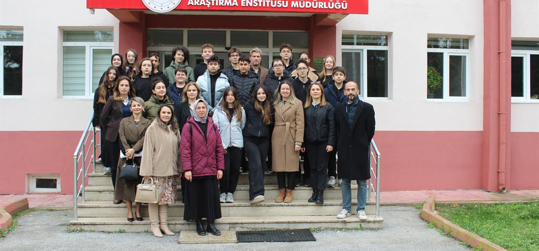 Dünya Toprak Günü etkinlikleri kapsamında, bilime ve çevreye duyarlı gençlerin adresi Kırklareli Fen Lisesi öğrencileri Enstitümüzü ziyaret etti.