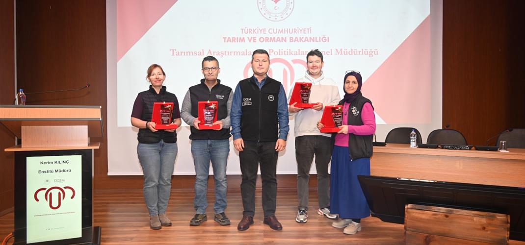 Emeği ve Birikimiyle Öne Çıkan Çalışma Arkadaşlarımıza Plaket Takdim Edildi