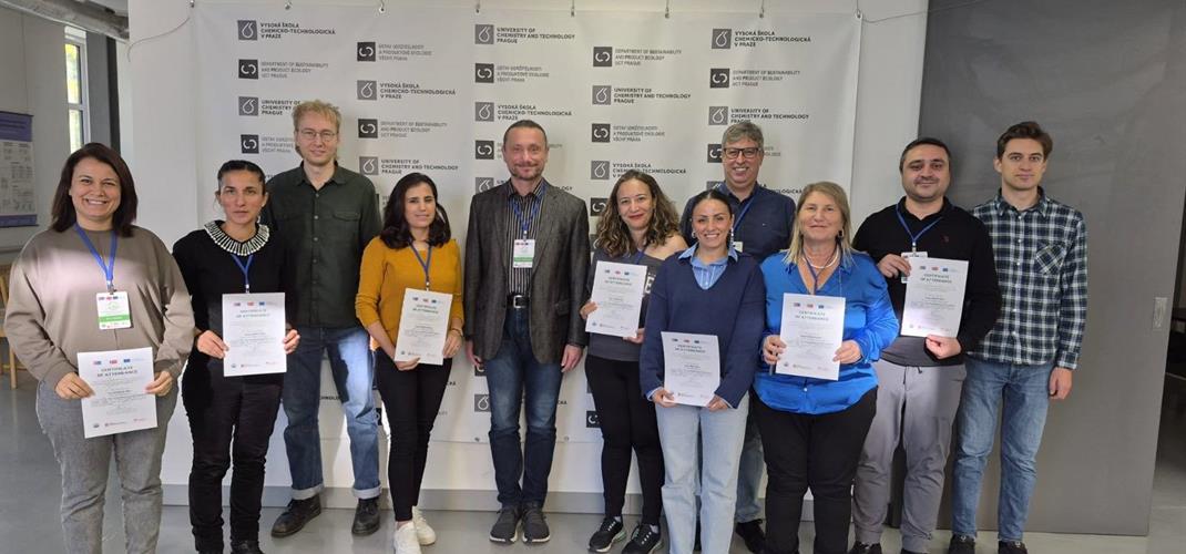 Erasmus projemiz kapsamında Yaşam Döngüsü Analizi eğitiminin alınmasına yönelik program,  4-6 Kasım 2025 tarihleri arasında Çek Cumhuriyeti’nin Prag kentinde bulunan Vysoká Škola Chemicko-Technologická v Praze Üniveristesi'nde başarıyla tamamlandı.